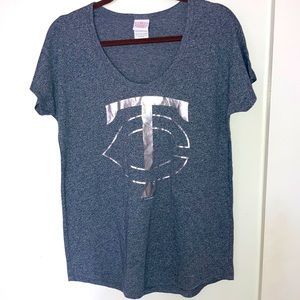 Minnesota Twins 5th & Ocean Navy Tee silver foil print size L